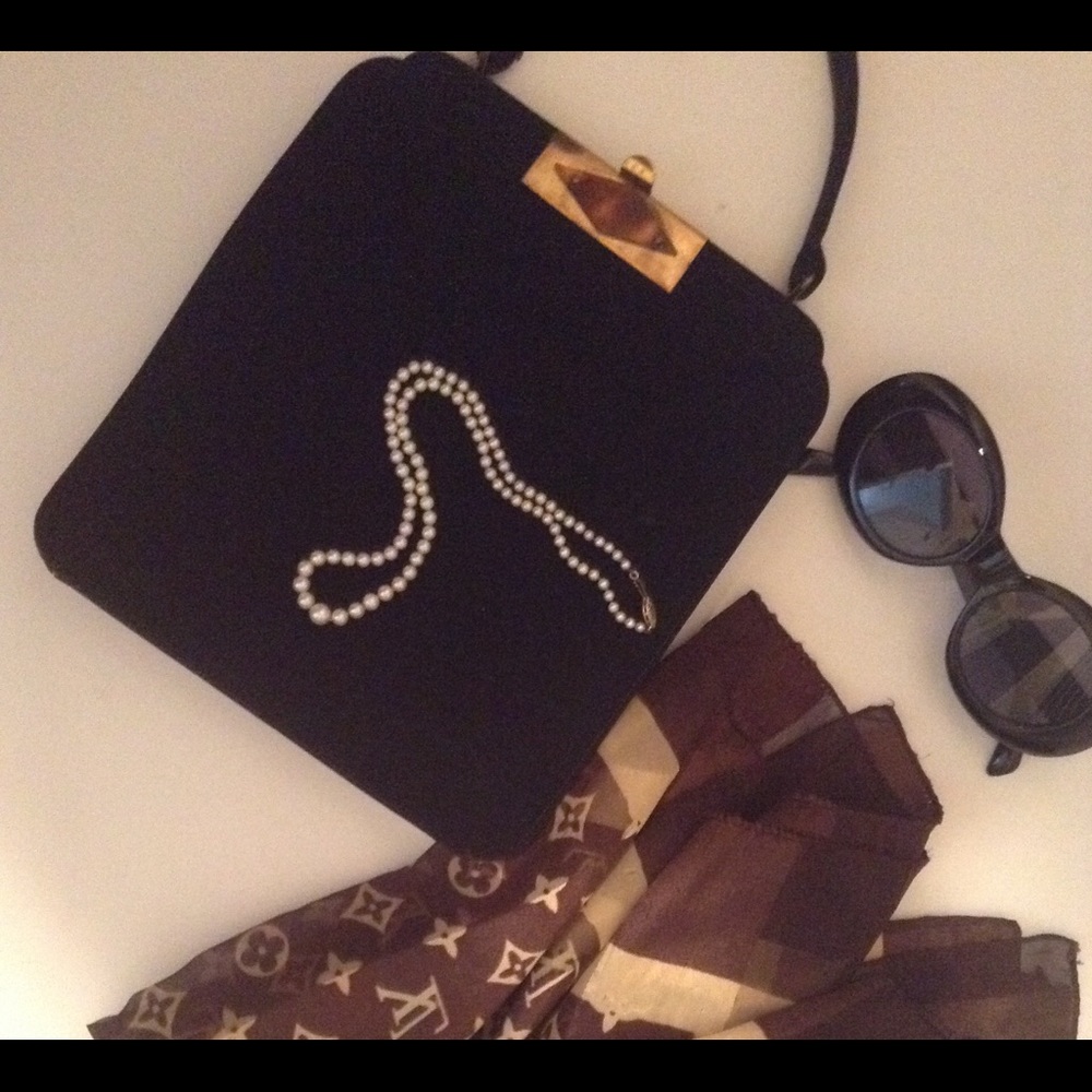 Sunglasses. Black. Round. JACKIE O Styling.